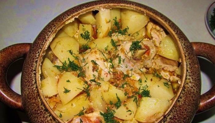 Pots in the oven with chicken and potatoes - recipes for cooking with vegetables, in white sauce or with mushrooms
