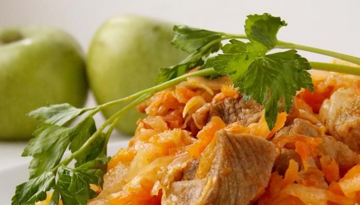 Winter recipe: stewed cabbage with meat in a slow cooker