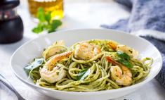 Spaghetti with shrimps in creamy sauce