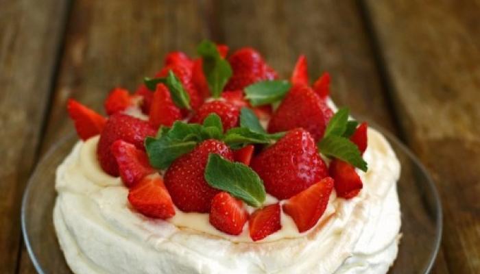 Homemade no-bake fruit cake with gelatin