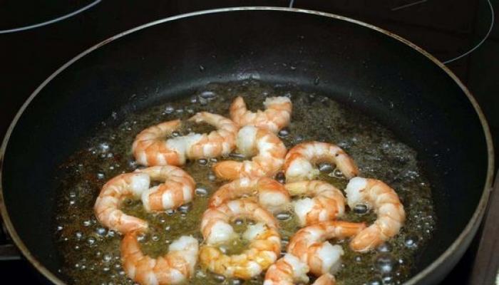 Pasta with shrimp in creamy, creamy garlic and other sauces: recipes with photos